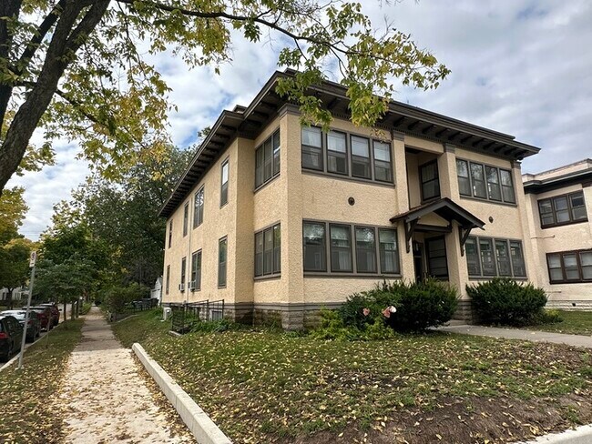 Building Photo - HUGE 1 Bedroom Condo Featuring a Master Su...