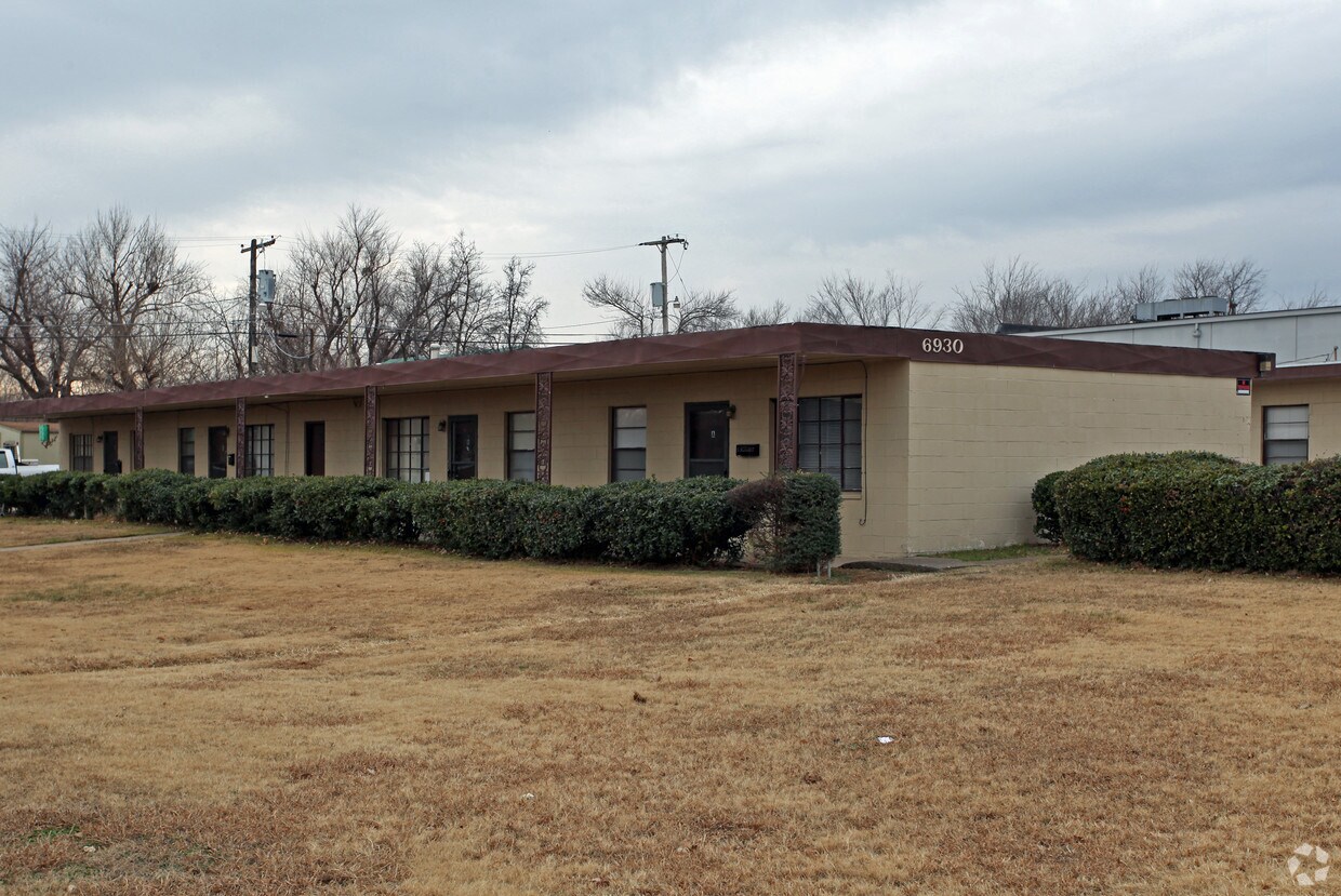 Primary Photo - 6918-6934 Pine St