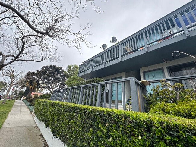 Building Photo - Quaint beach apartment!