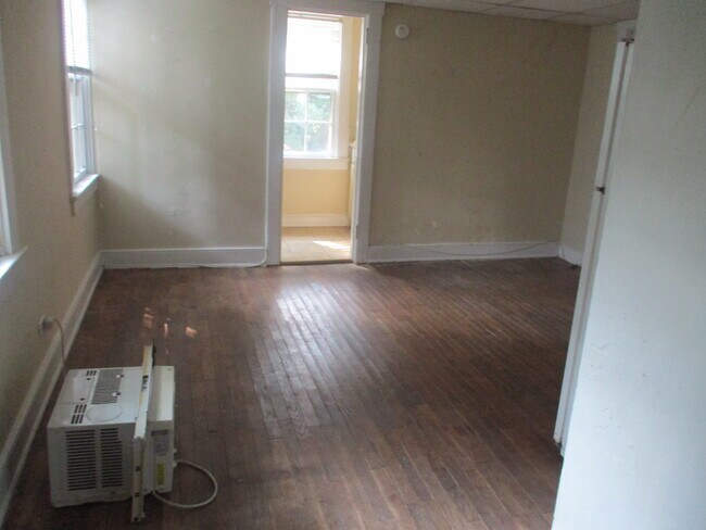 LIving rm view toward kitchen - 1904 Stadium Rd