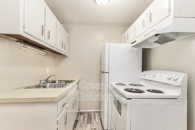 Building Photo - 201 Leisure Time Ln