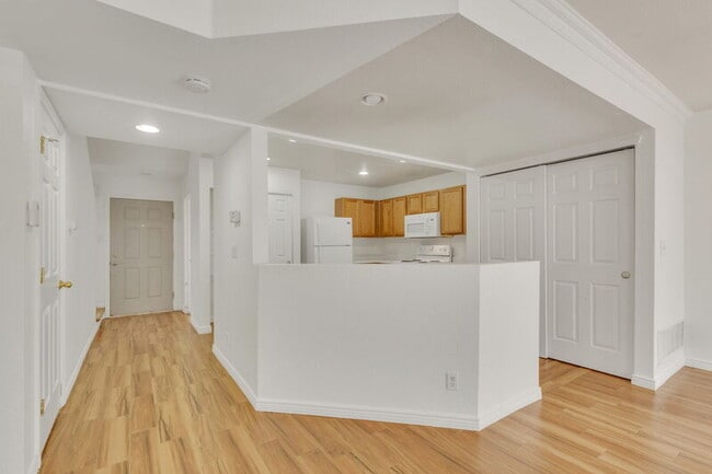 Building Photo - 5868 Biscay St