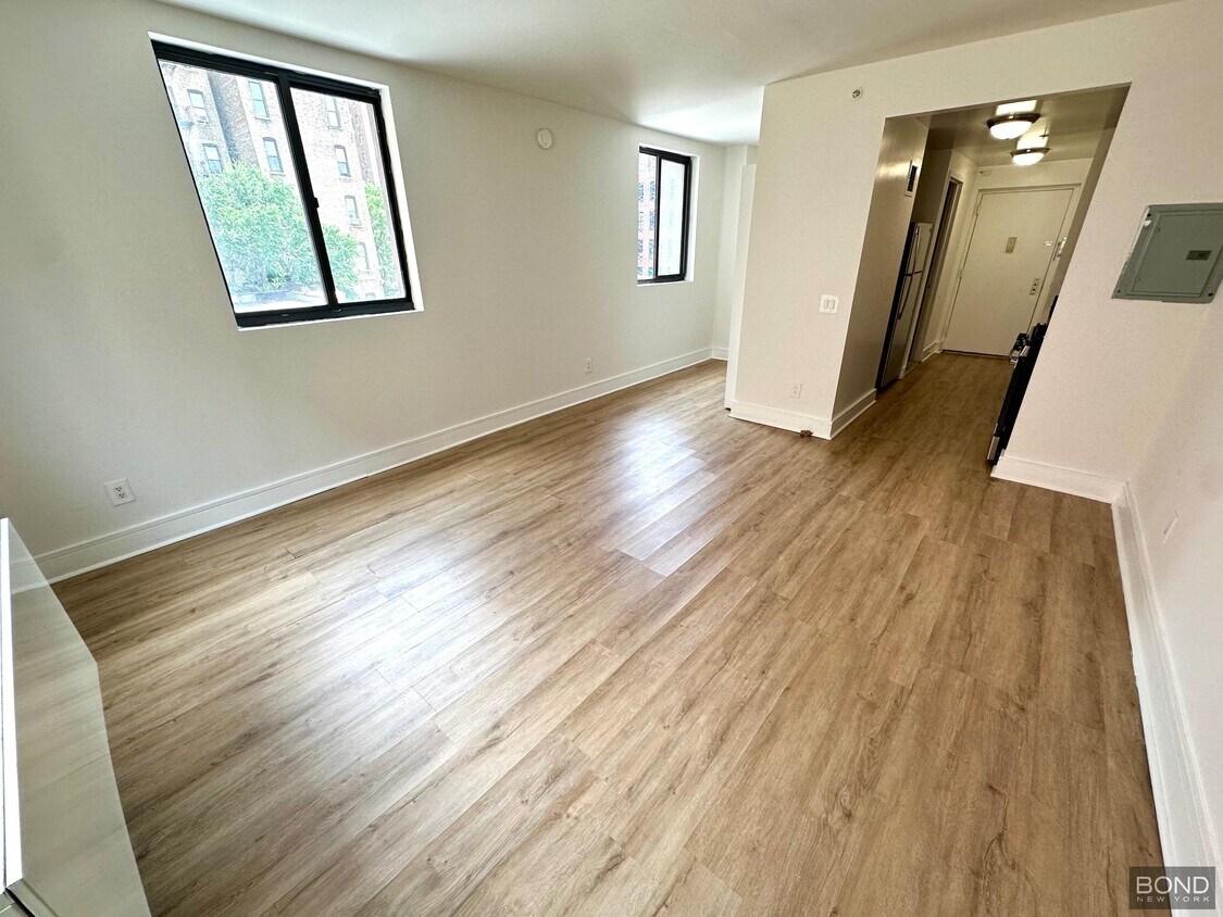 Foto principal - 323 W 96th St