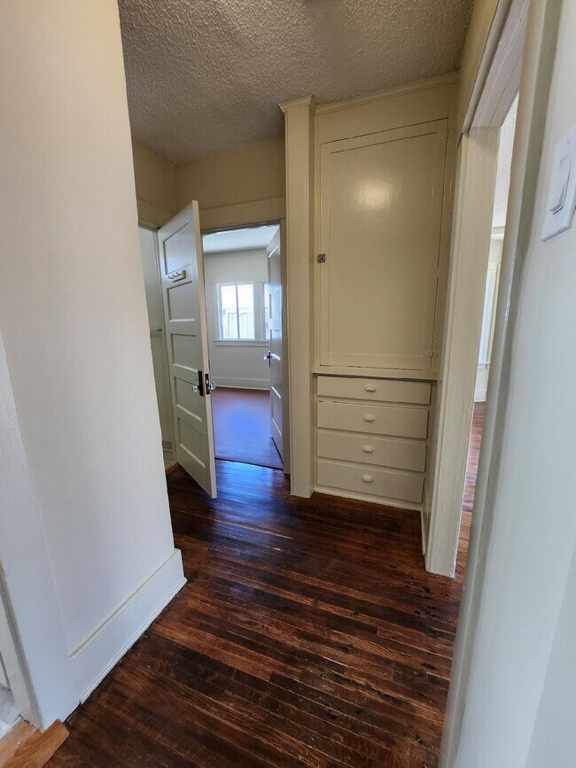 Building Photo - 963 West 9th Street, Unit 965