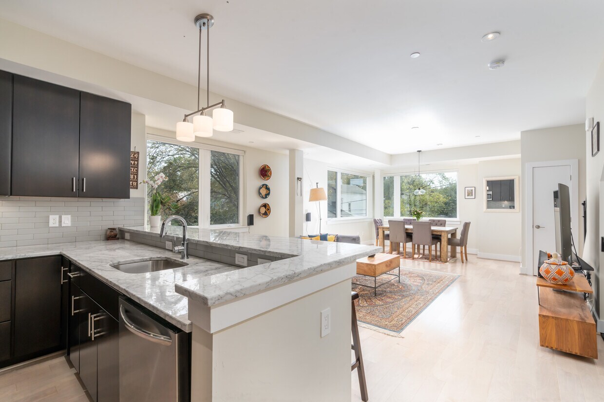 Foto principal - 1202 Jackson St NE