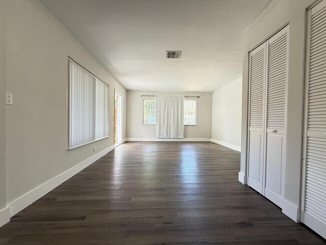 Foto del edificio - 600 NW 18th St