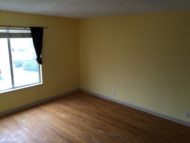 Building Photo - Move in ready 2 bedroom. 1.5 bath townhous...