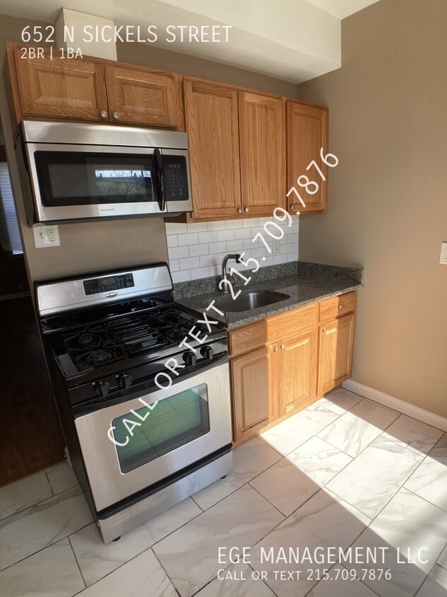 Foto principal - Cozy 2 bed 1 bath with backyard. Renovated!!