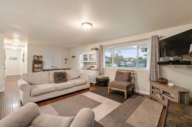 Building Photo - Beautiful 4 Bedroom Home in Sandy!