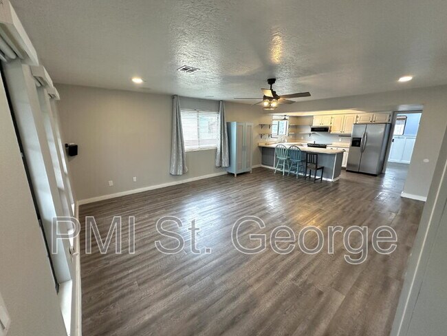 Foto del edificio - 460 S Main St