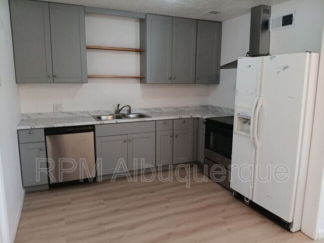 Foto del edificio - 8815 Menaul Blvd NE