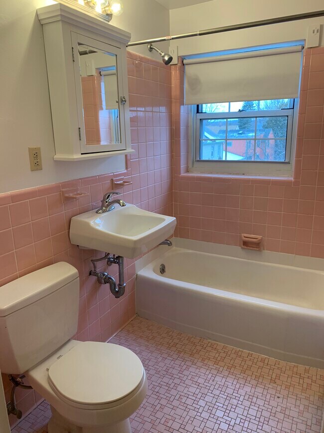 Full bath - 26 Heath Rd