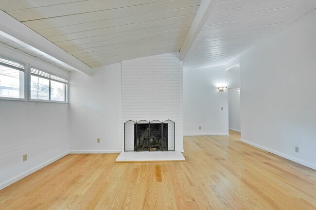 Foto del edificio - Spacious 4 Bed 3 Bath Home in Highly Desir...