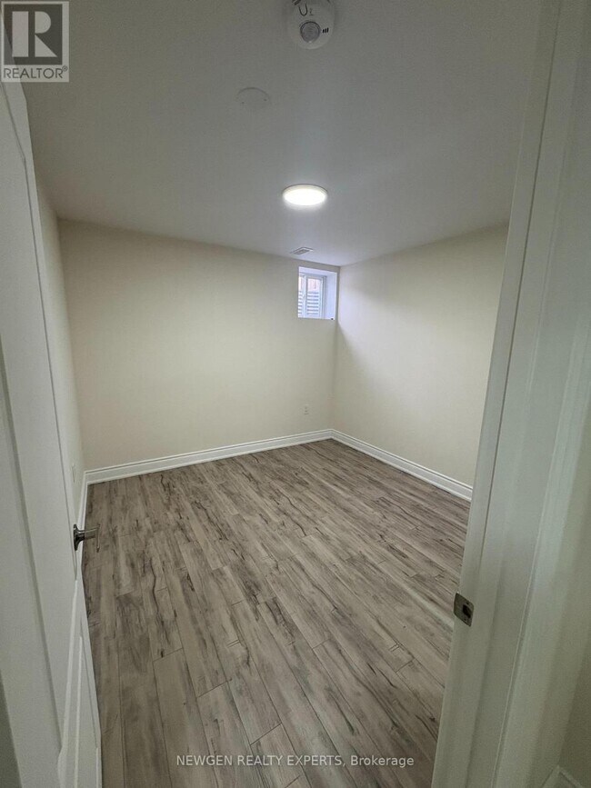 Building Photo - 102 Lanark Cir