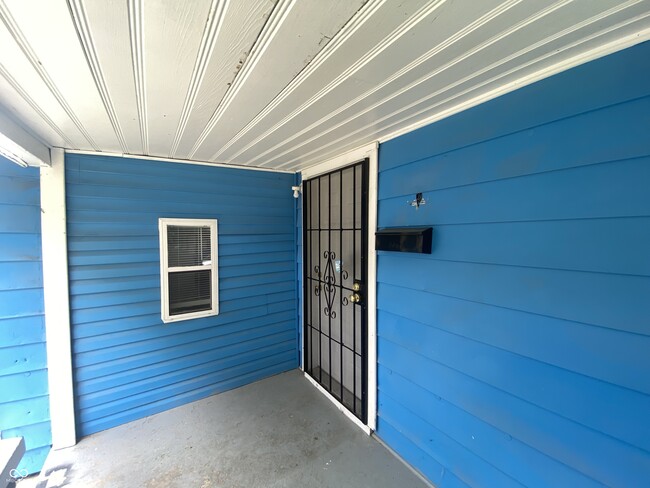 Building Photo - 402 N Bradley Ave