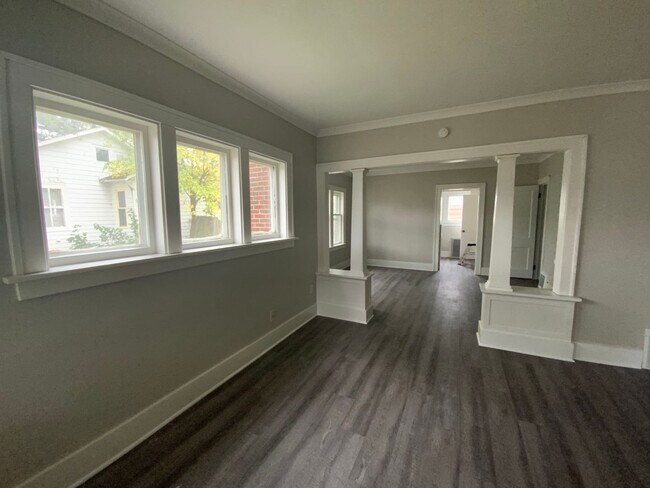 Building Photo - 3 bedroom 1 bath duplex in Mishawaka IN. N...