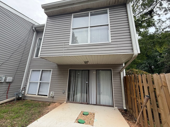 Foto del edificio - Room in Townhome on Governors Dr