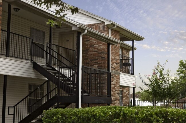 Building Photo - Meadowbrook Plaza Apartments