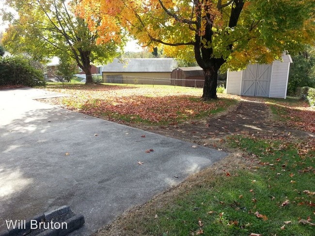 Building Photo - 3 br, 2 bath House - 1114 Summit Lane