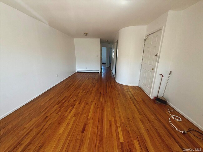 Foto del edificio - 43-70 160th St
