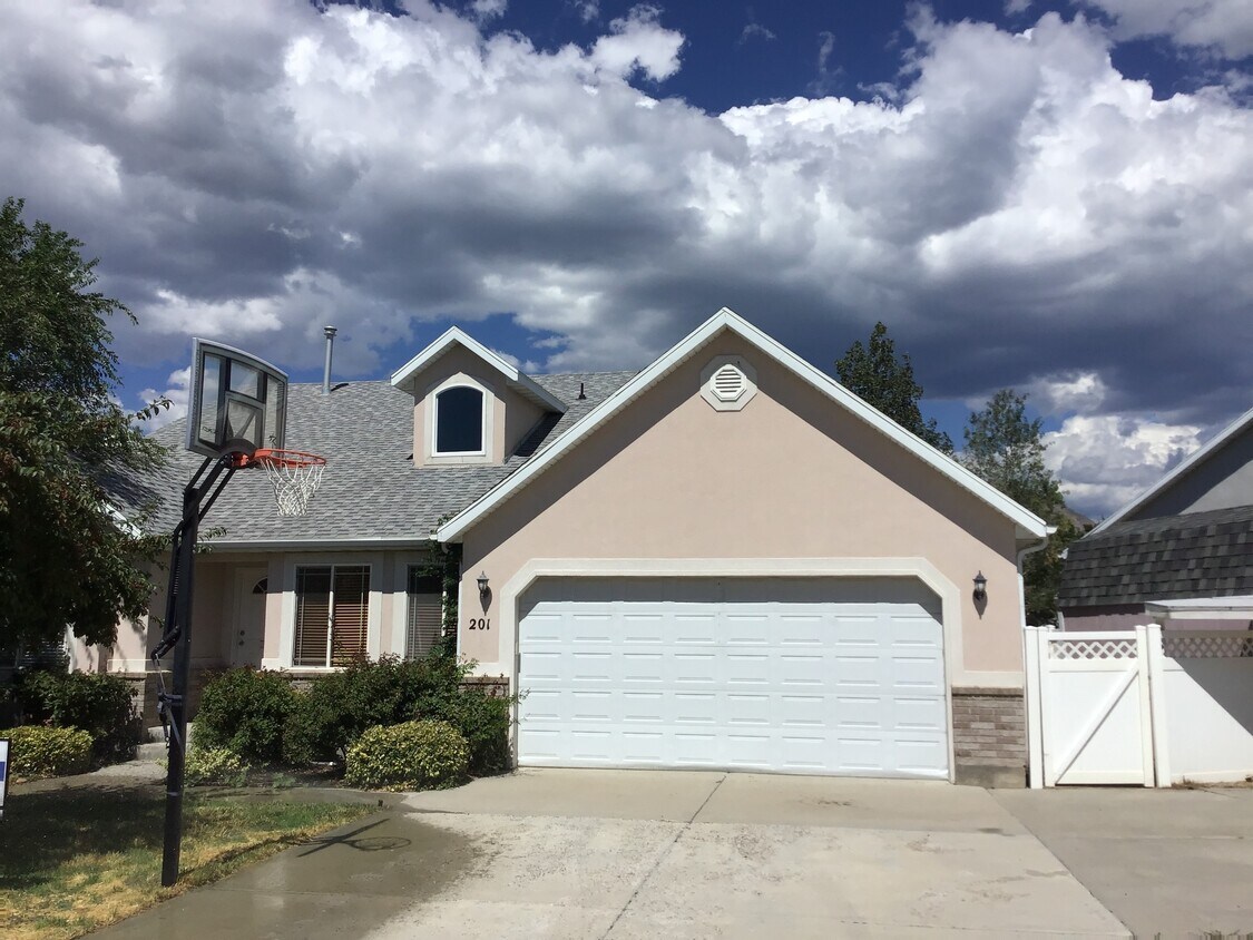 201 E 2525 S House Rental in Springville, UT