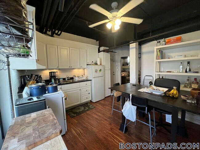 Building Photo - 121 Park Dr