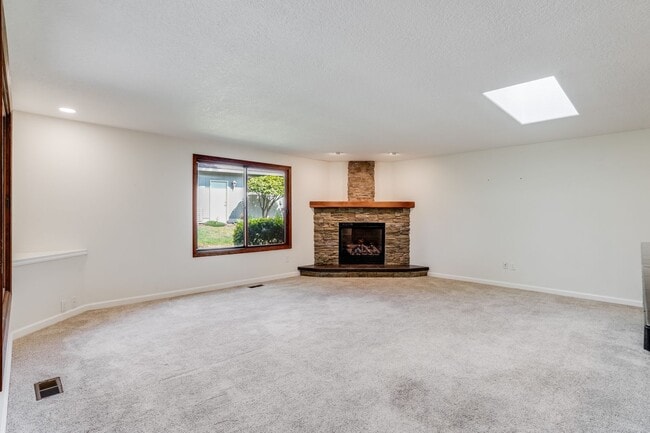 Building Photo - Beautiful 3 Bed, 2 Bath Rental Home in Sun...