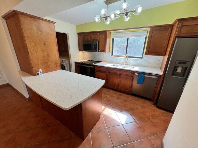 Foto del edificio - East- 3 bedroom/ 2 bathroom home with sparkling pool!