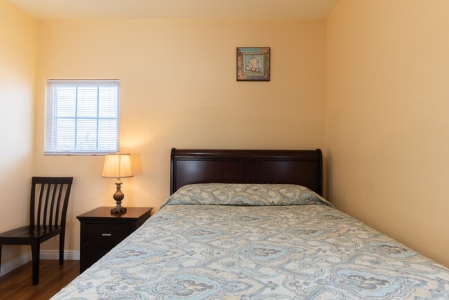 Building Photo - 2721 W 82nd Pl