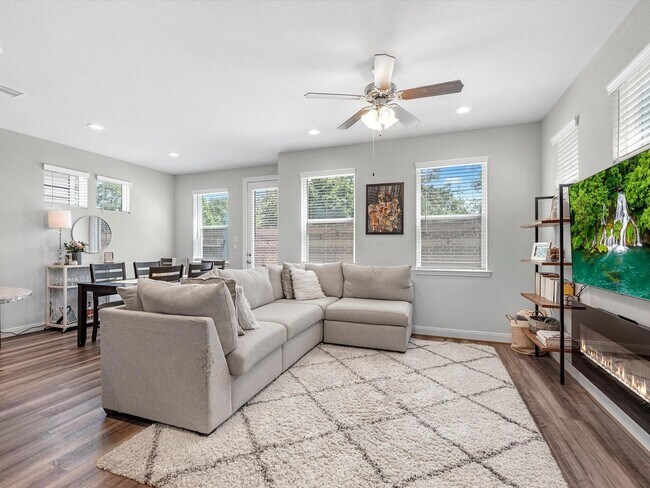 Foto del edificio - 3112 Flower Market Ln