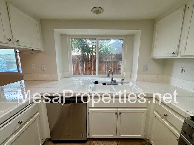 Foto del edificio - 14925 Dandelion Ct