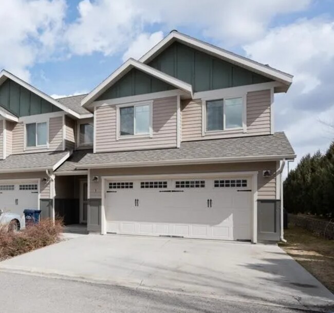 Building Photo - 3 Bedroom 2.5 Bath behind Costco