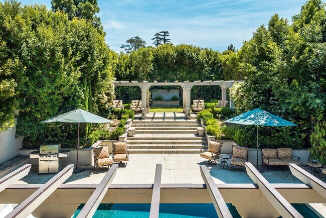 Building Photo - Spectacular and Spacious Tuscan style Mont...