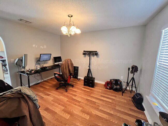 Foto del edificio - 14126 Econ Woods Ln