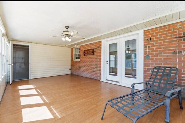 Foto del edificio - 4149 Woodcrest Rd
