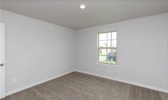 Building Photo - For Rent Half off Deposit Holiday Special