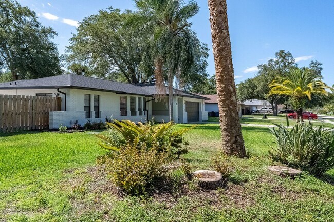 Building Photo - Beautiful pool home in Lockmar Estates