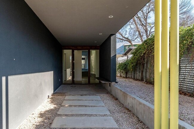 Building Photo - 3305 Garden Villa Ln