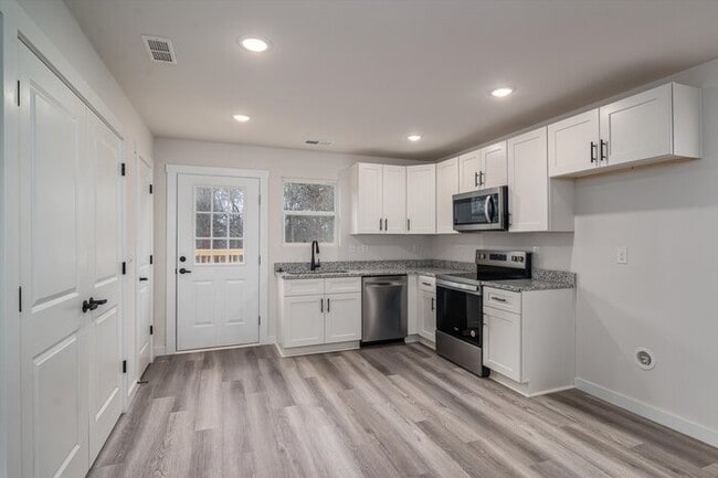 Building Photo - Luxury 3BR Townhome in Hickory – $500 Off ...