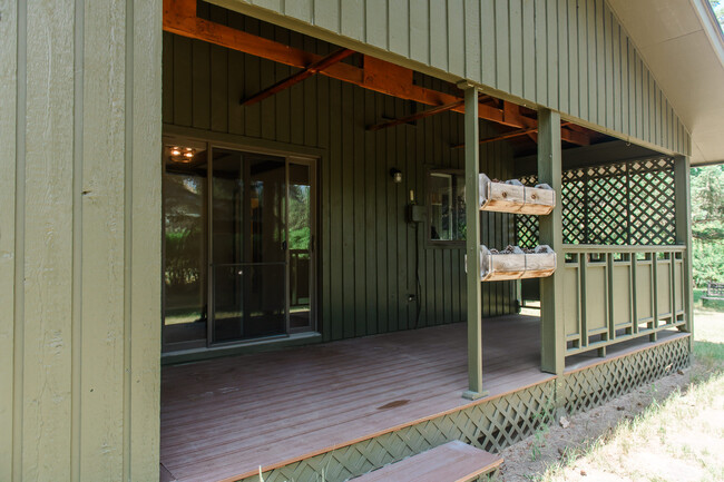 Covered Back Porch - 3405 Middle Rd