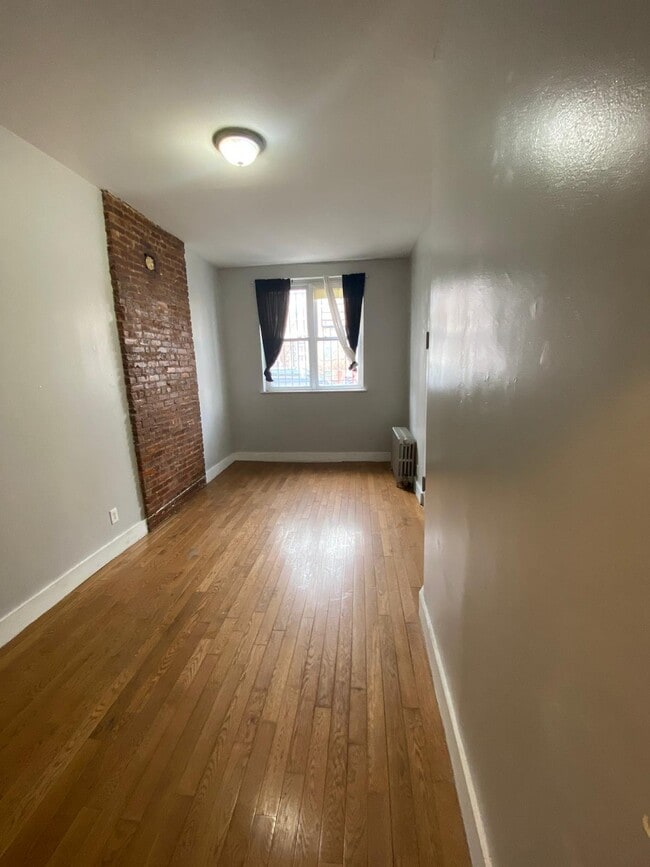 Building Photo - 237 Troy Ave