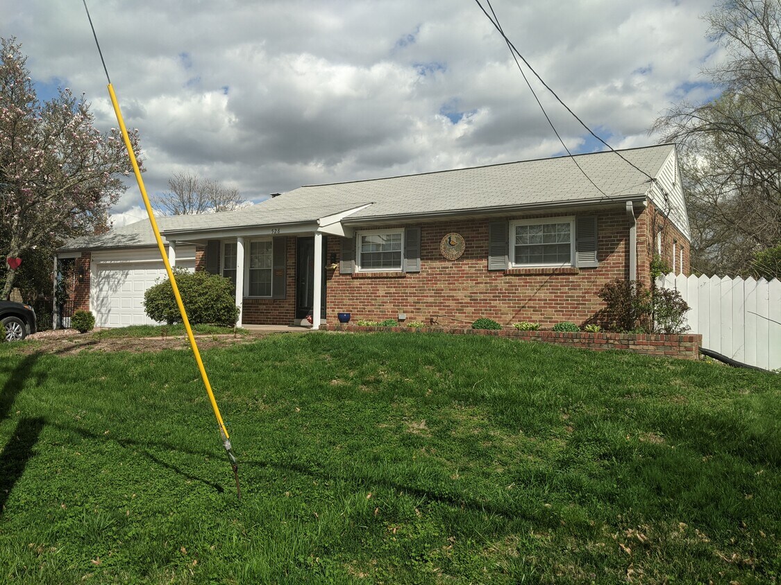 Primary Photo - 528 N Rock Hill Rd