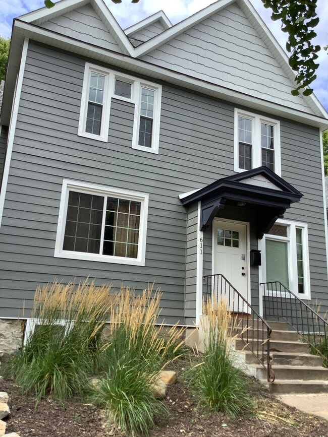 Building Photo - 611 14th Ave SE