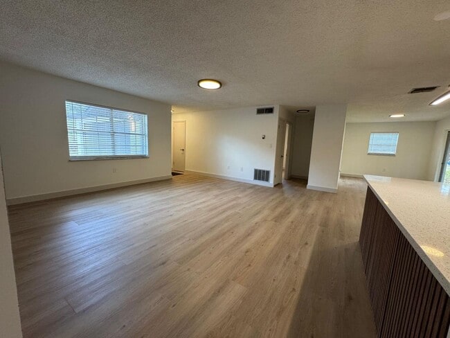 Building Photo - Newly Remodeled - 3 bedroom 2 bath - Ready to Move In!