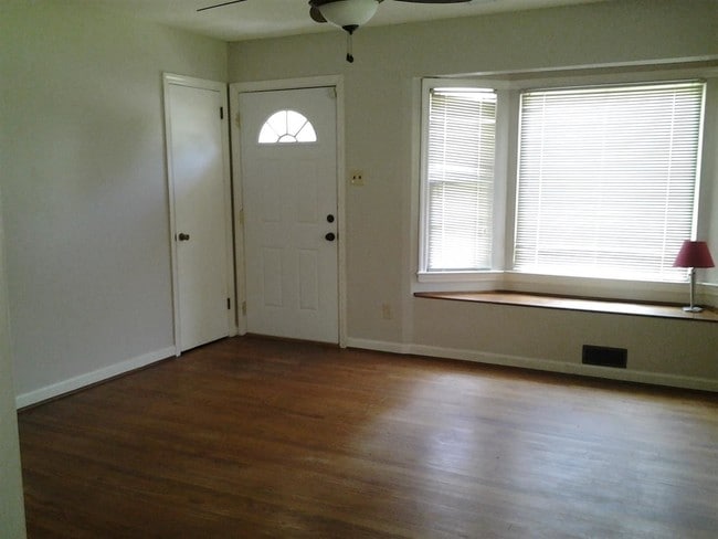 Building Photo - 209 S Shore Dr