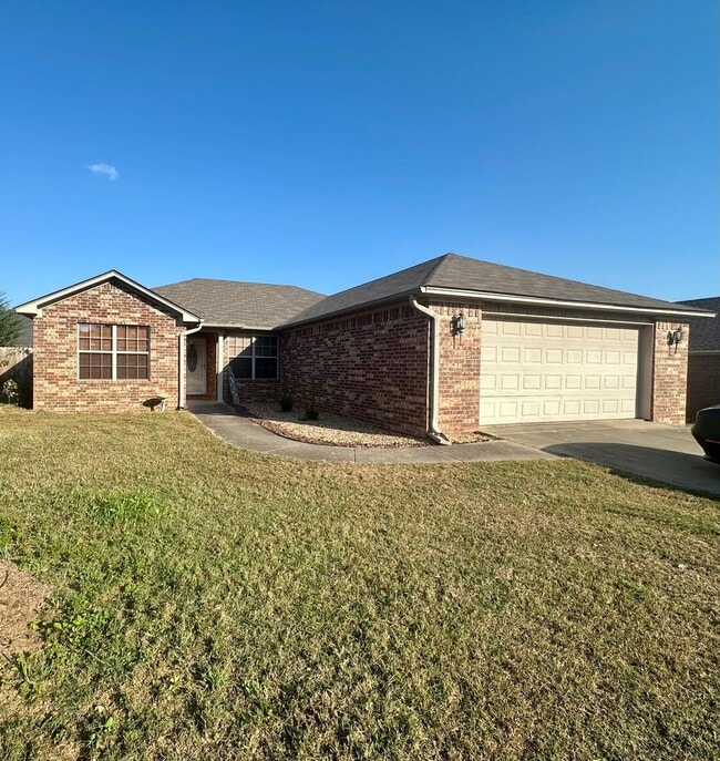 Building Photo - Welcome to this charming 3-bedroom, 2-bath...