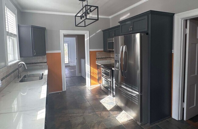 Foto del edificio - 5BR/2.5 Bath in Prime 12 South | Park-Facing | Two Sunrooms | Walkable Luxury Living