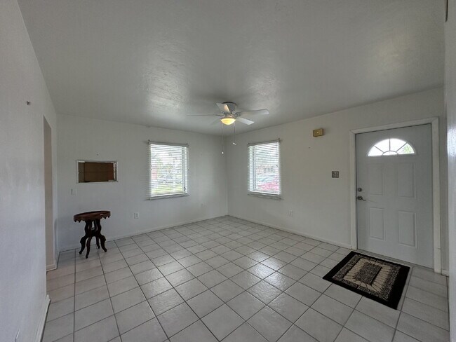 Building Photo - "Charming 3-Bed, 2-Bath in North Port!"