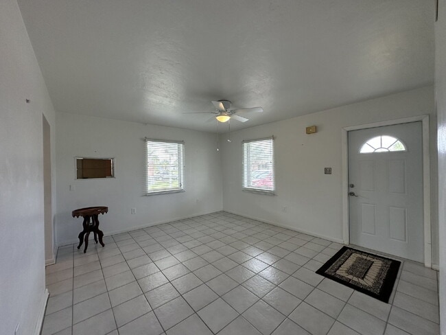 Foto del edificio - "Charming 3-Bed, 2-Bath in North Port!"