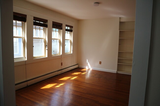Building Photo - Large 3-bedroom house for rent in Wilmingt...